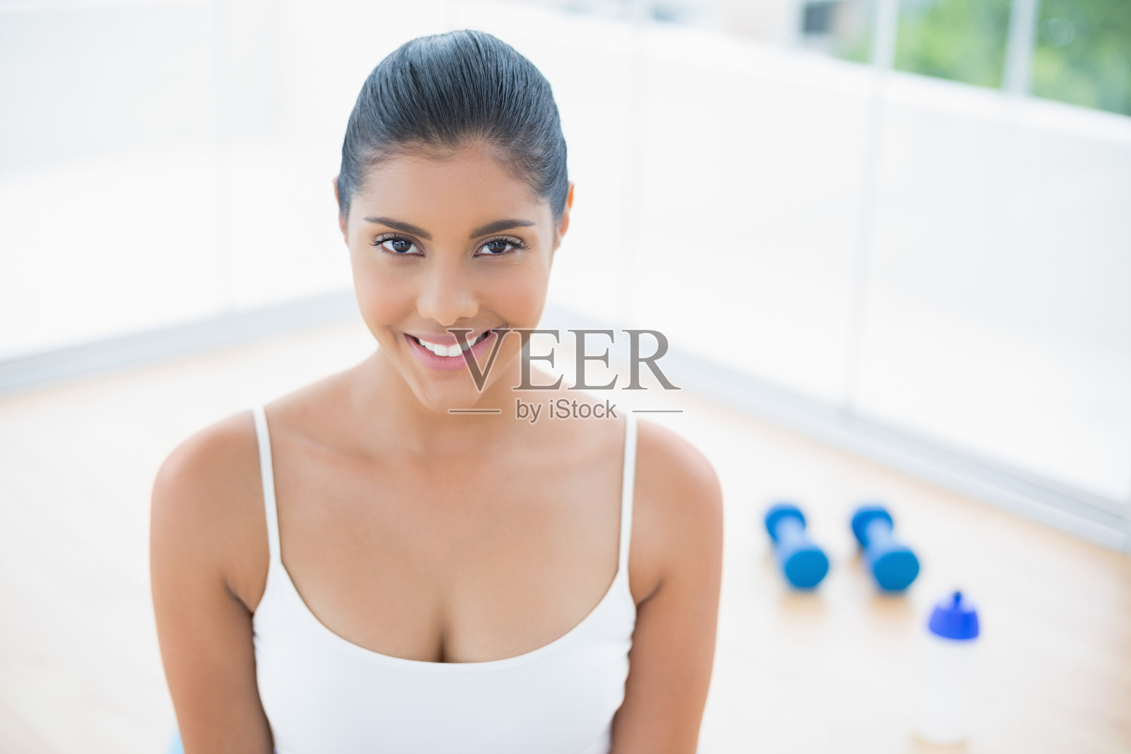 幸运的深色头发的女人坐在地板上照片摄影图片