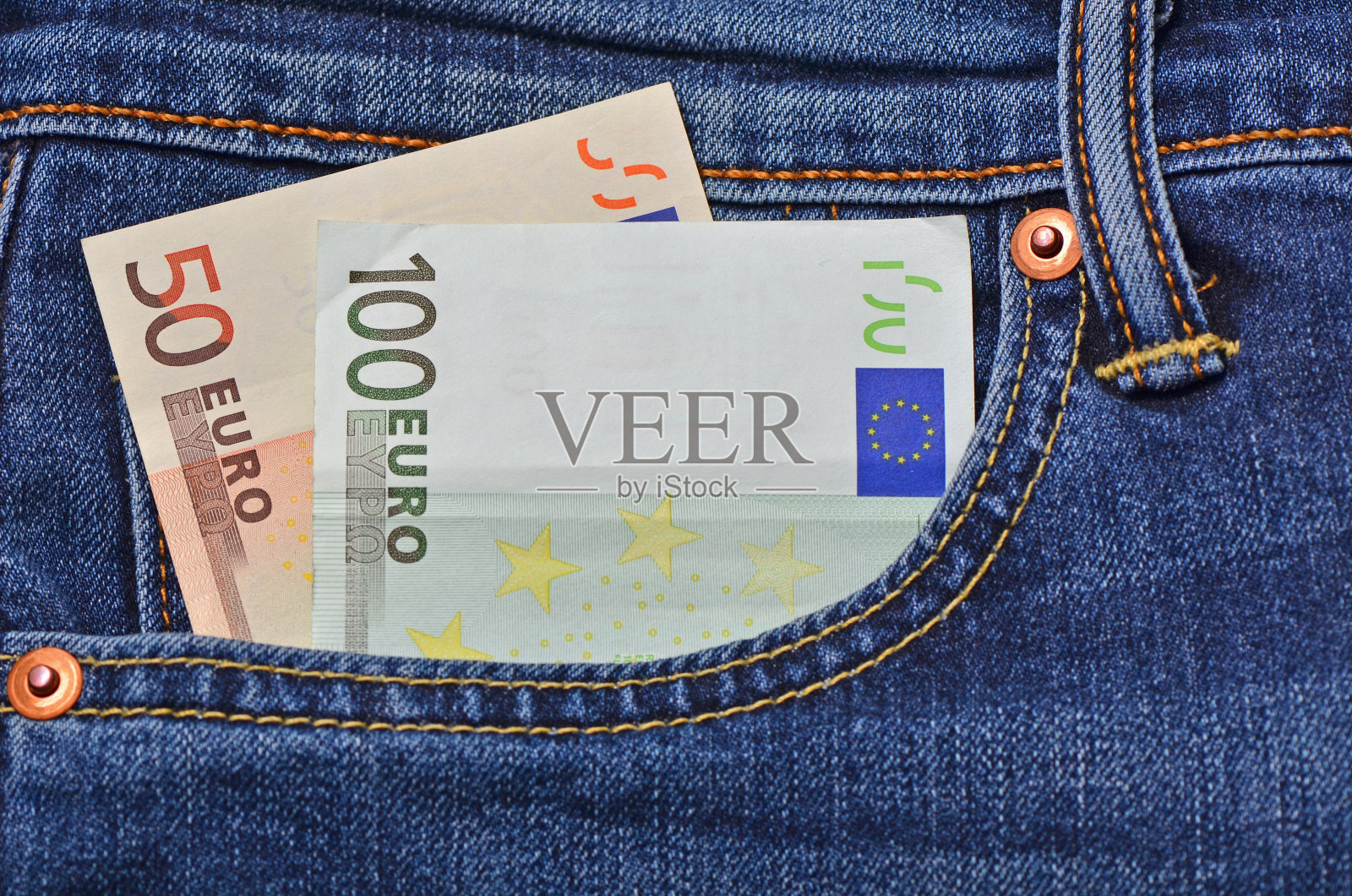 蓝色牛仔裤口袋里装着欧元钞票照片摄影图片