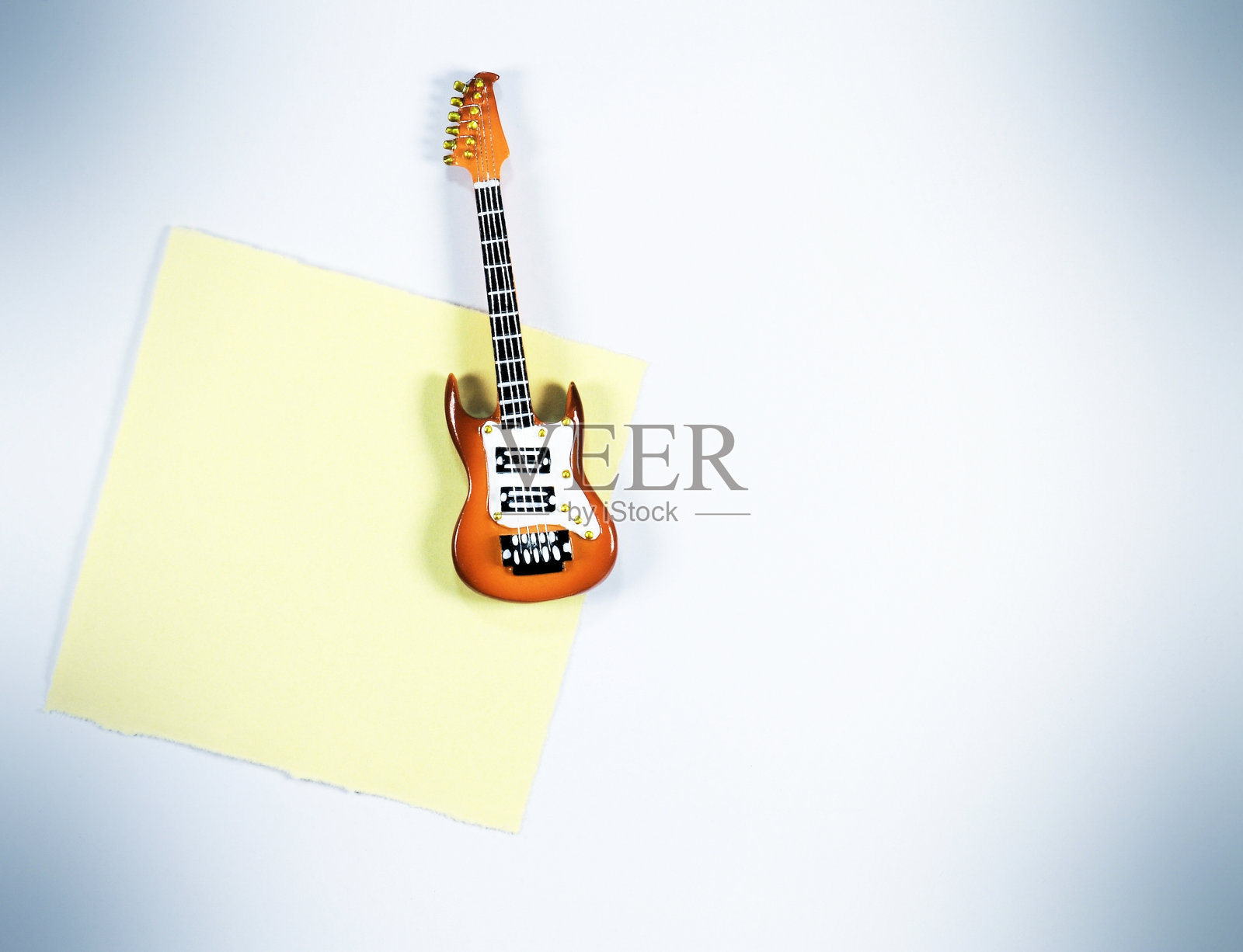 电吉他微缩纸提醒纸条。照片摄影图片
