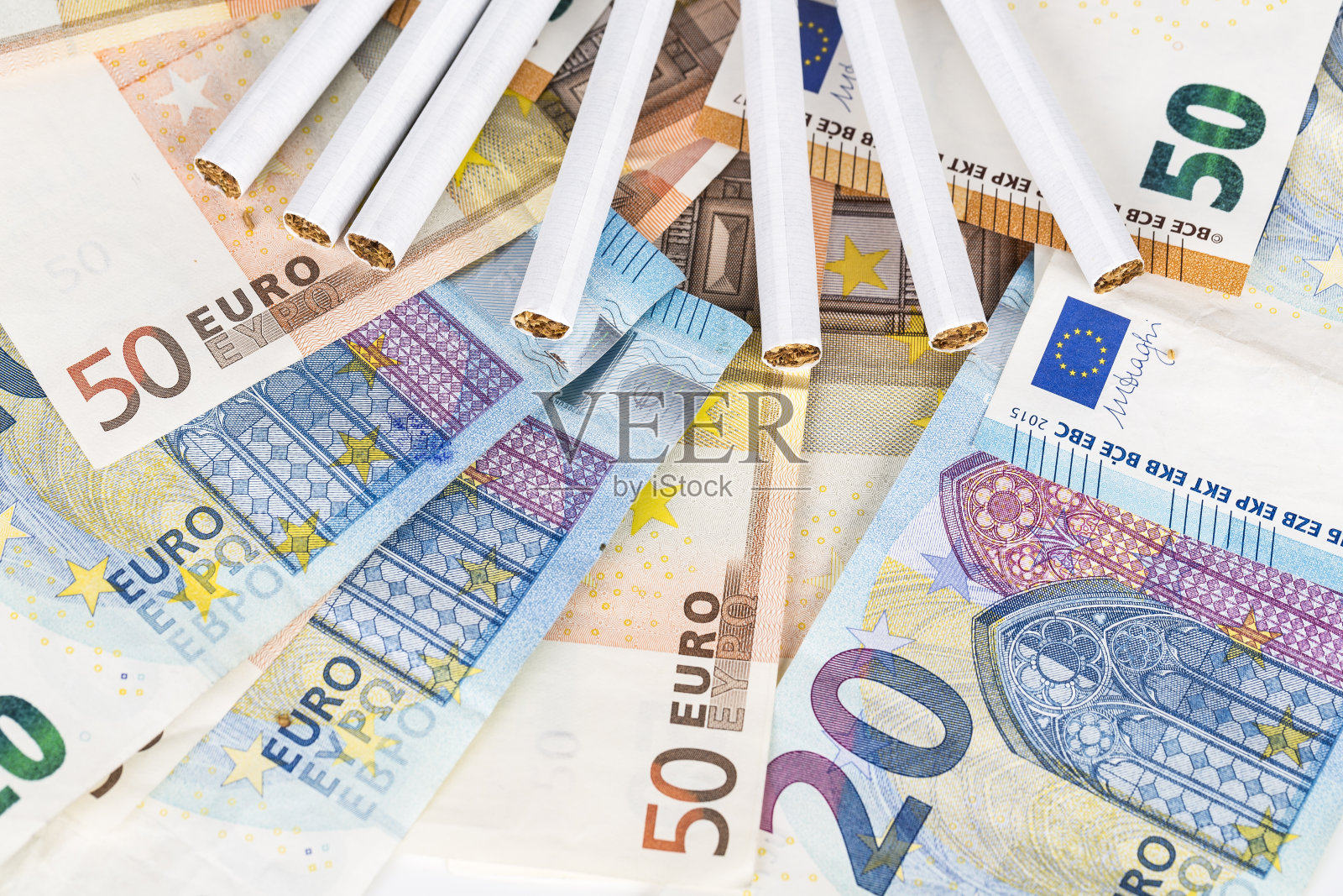 欧元纸币和香烟照片摄影图片