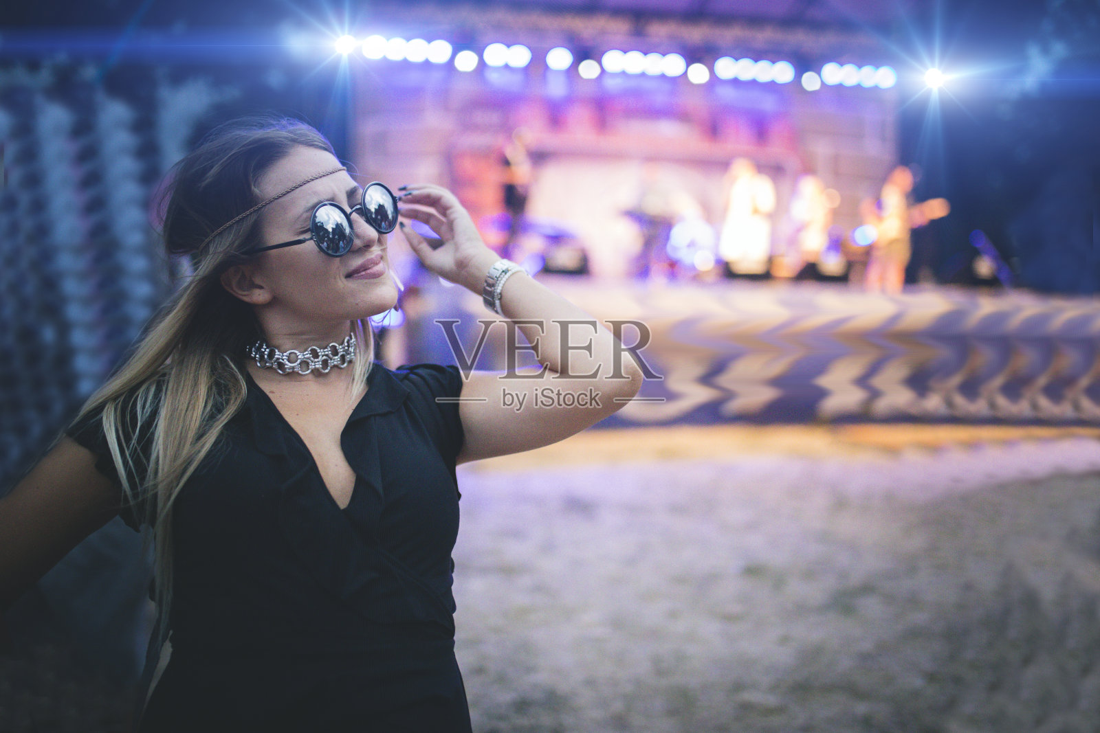 享受音乐节的女孩照片摄影图片