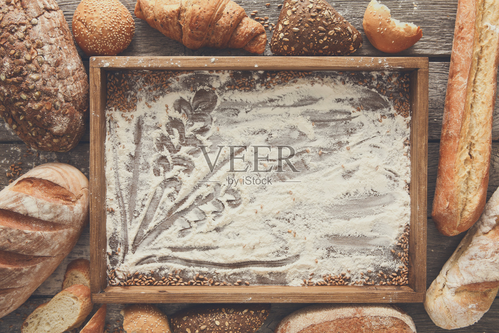 面包烘焙的背景。黑麦面包和白麦面包相结合照片摄影图片