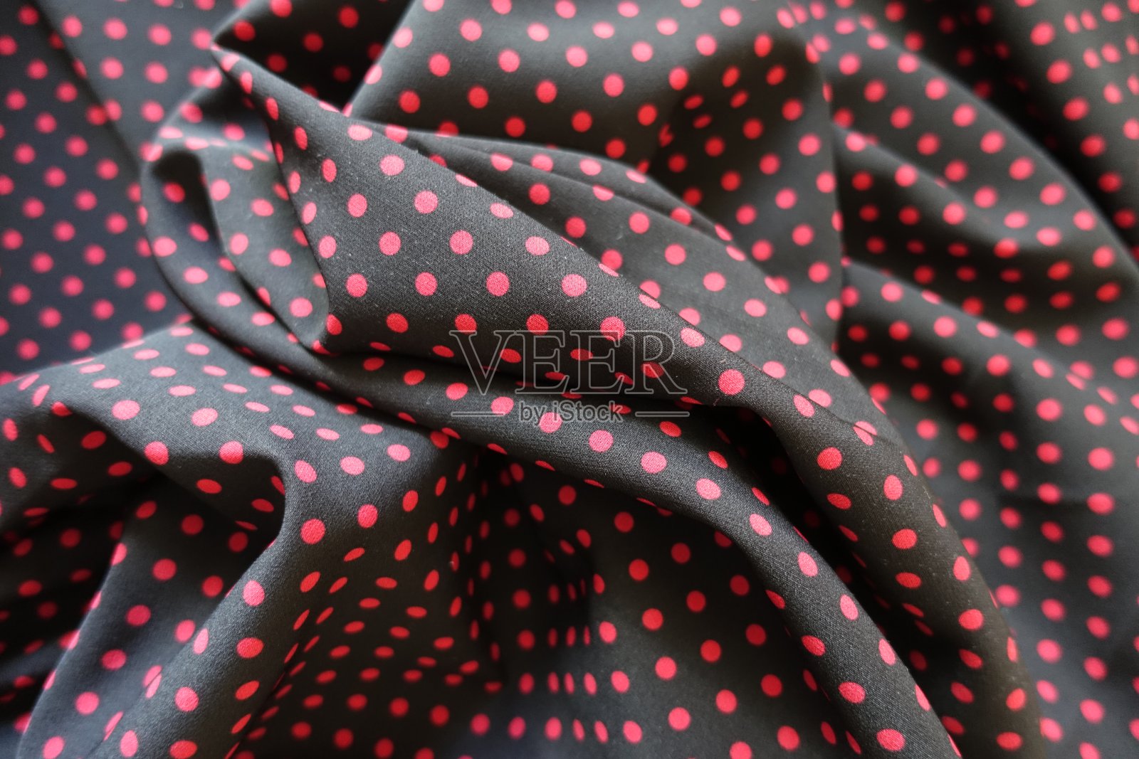用黑色和红色的圆点印花的褶皱织物照片摄影图片