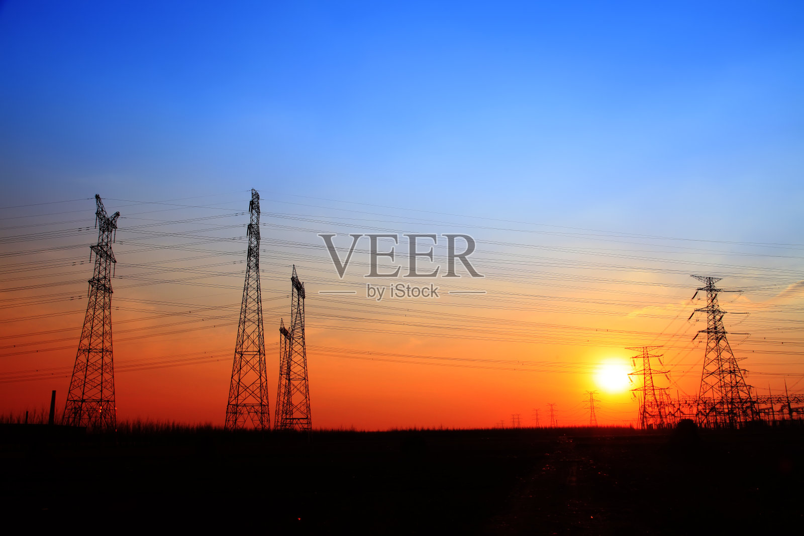 夜间输电塔的剪影照片摄影图片