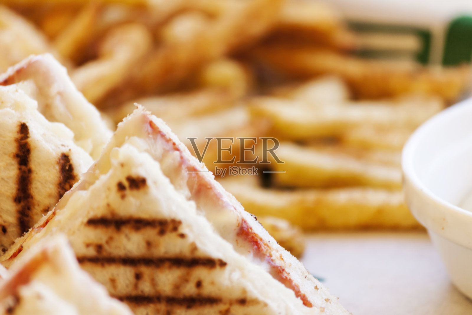 快餐:吐司加奶酪和炸薯条照片摄影图片