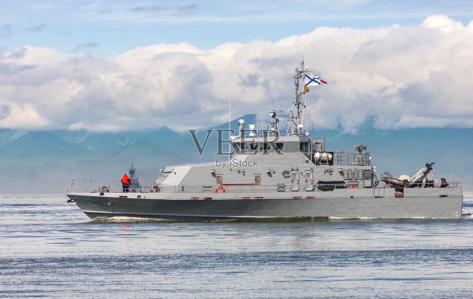 沿着海岸航行的俄罗斯战舰照片摄影图片