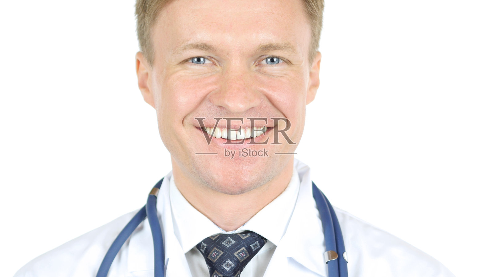 白色背景上的微笑医生肖像照片摄影图片