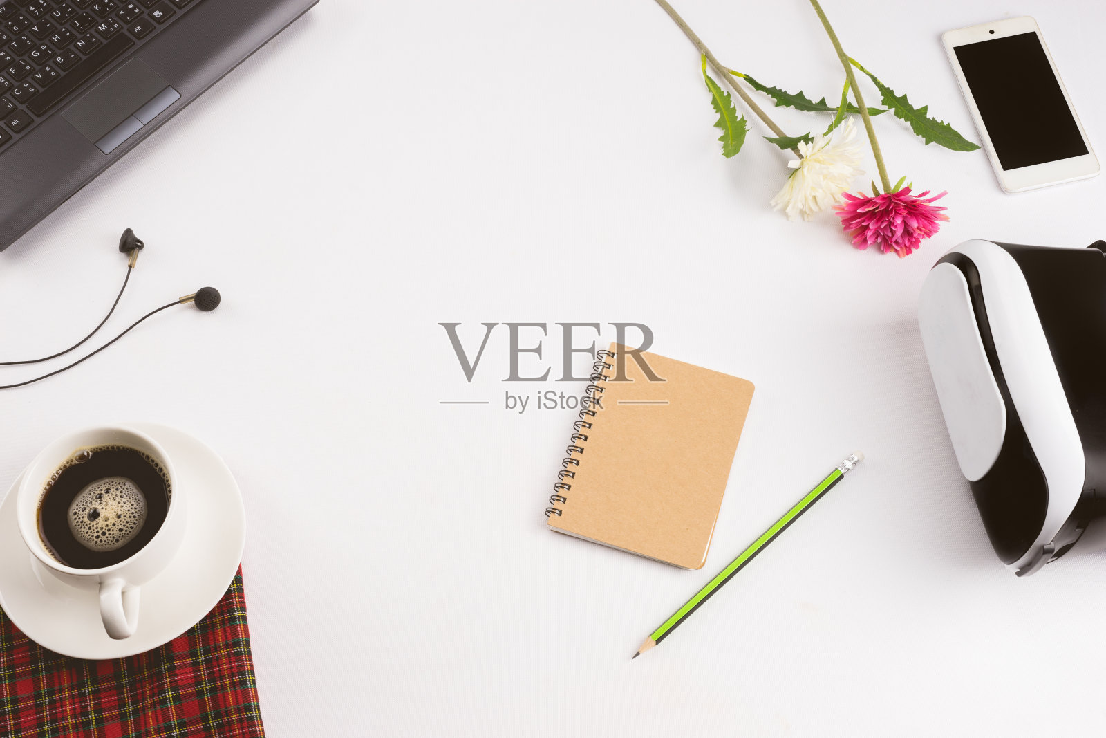 笔记本电脑咖啡智能手机白色背景铅笔照片摄影图片