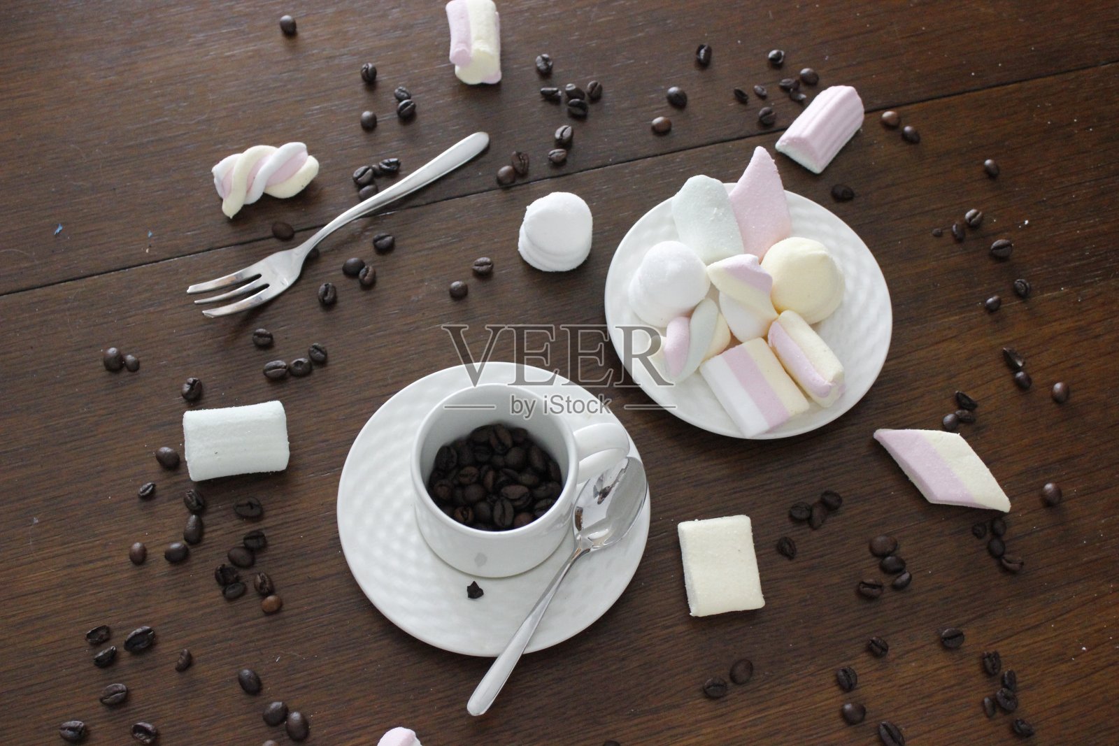 咖啡杯加咖啡豆照片摄影图片