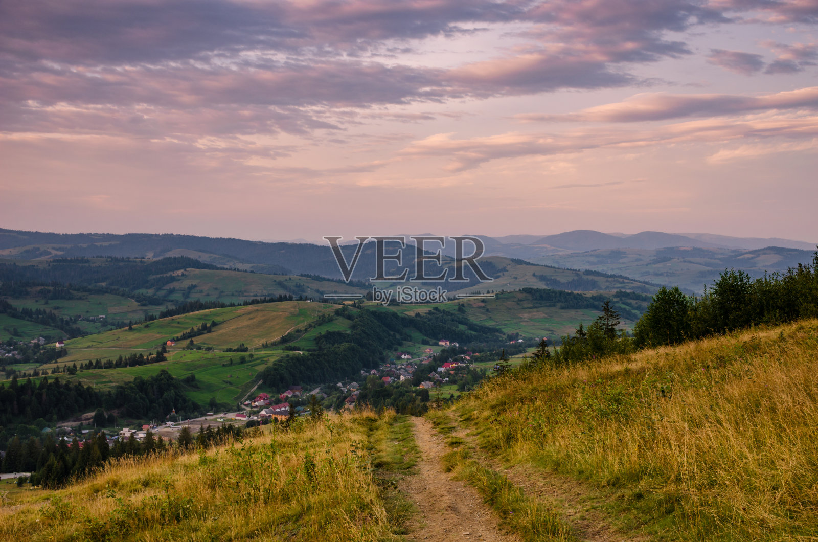 背景与乌克兰喀尔巴阡山脉在日落在Pylypets照片摄影图片
