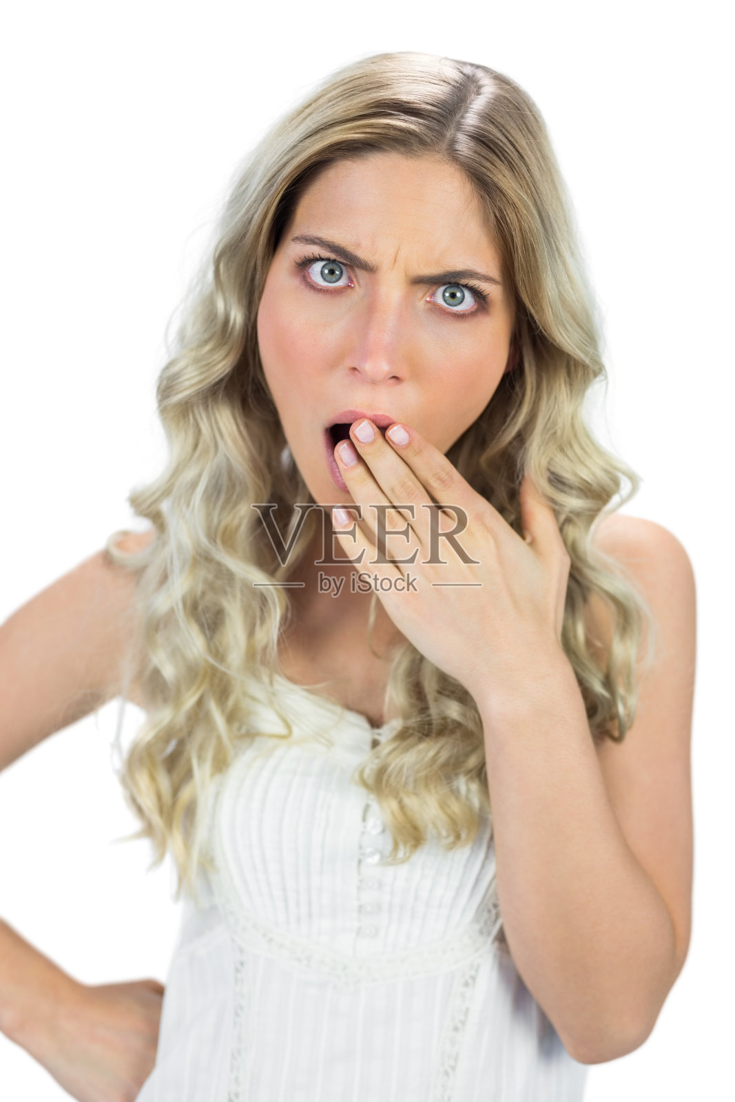 震惊的金发模特掩着她的嘴张得大大的照片摄影图片
