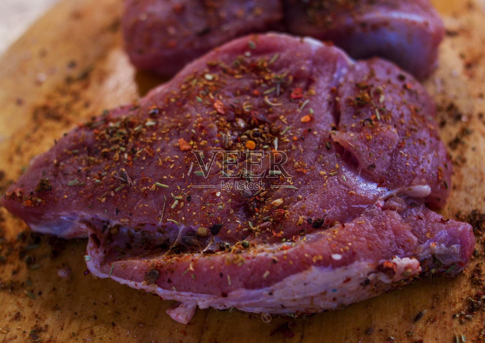 生肉和调味料放在树上照片摄影图片