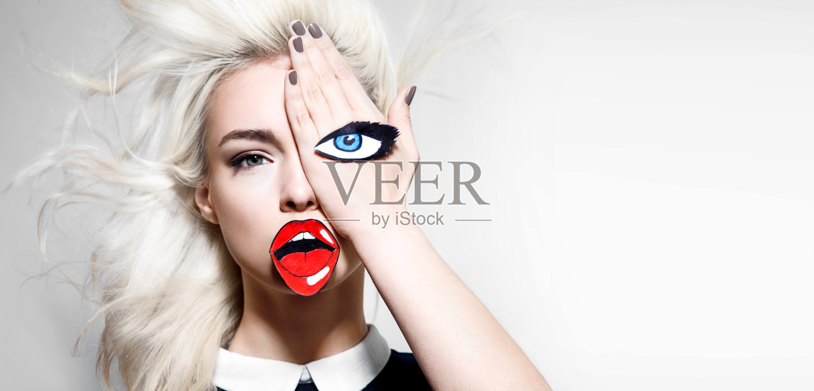 画在纸上的年轻漂亮的金发碧眼女子,有着浓密的睫毛和红润的嘴唇照片摄影图片