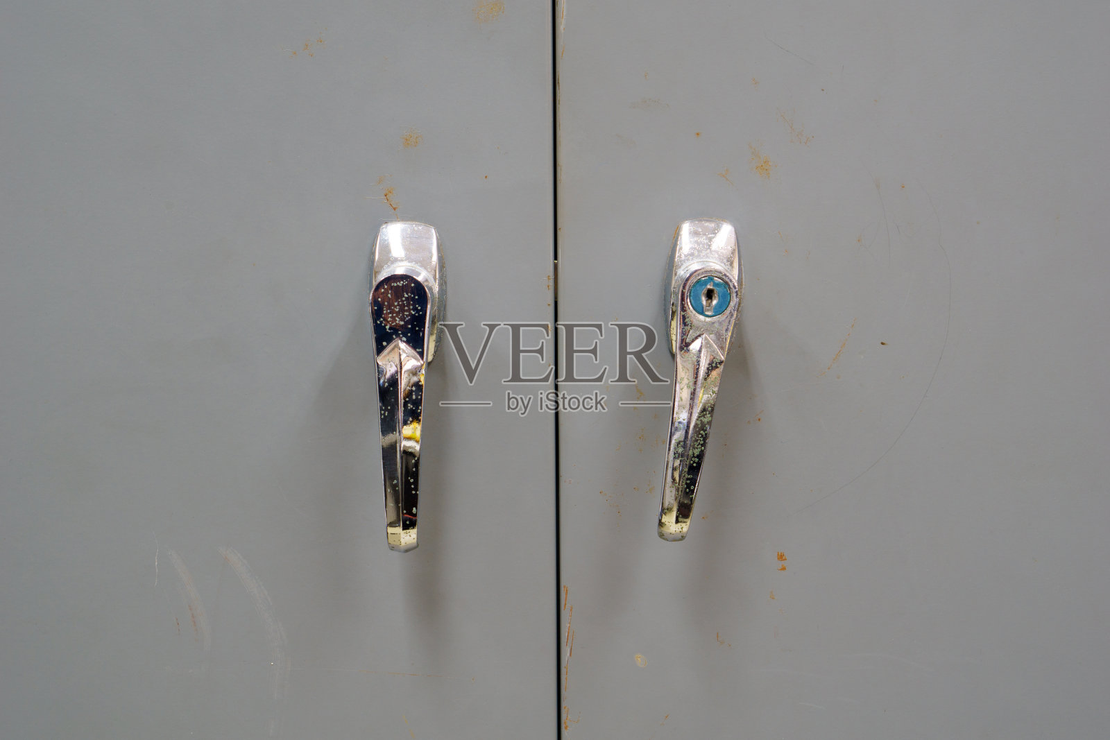 金属柜与旧的两个处理与锈蚀。照片摄影图片