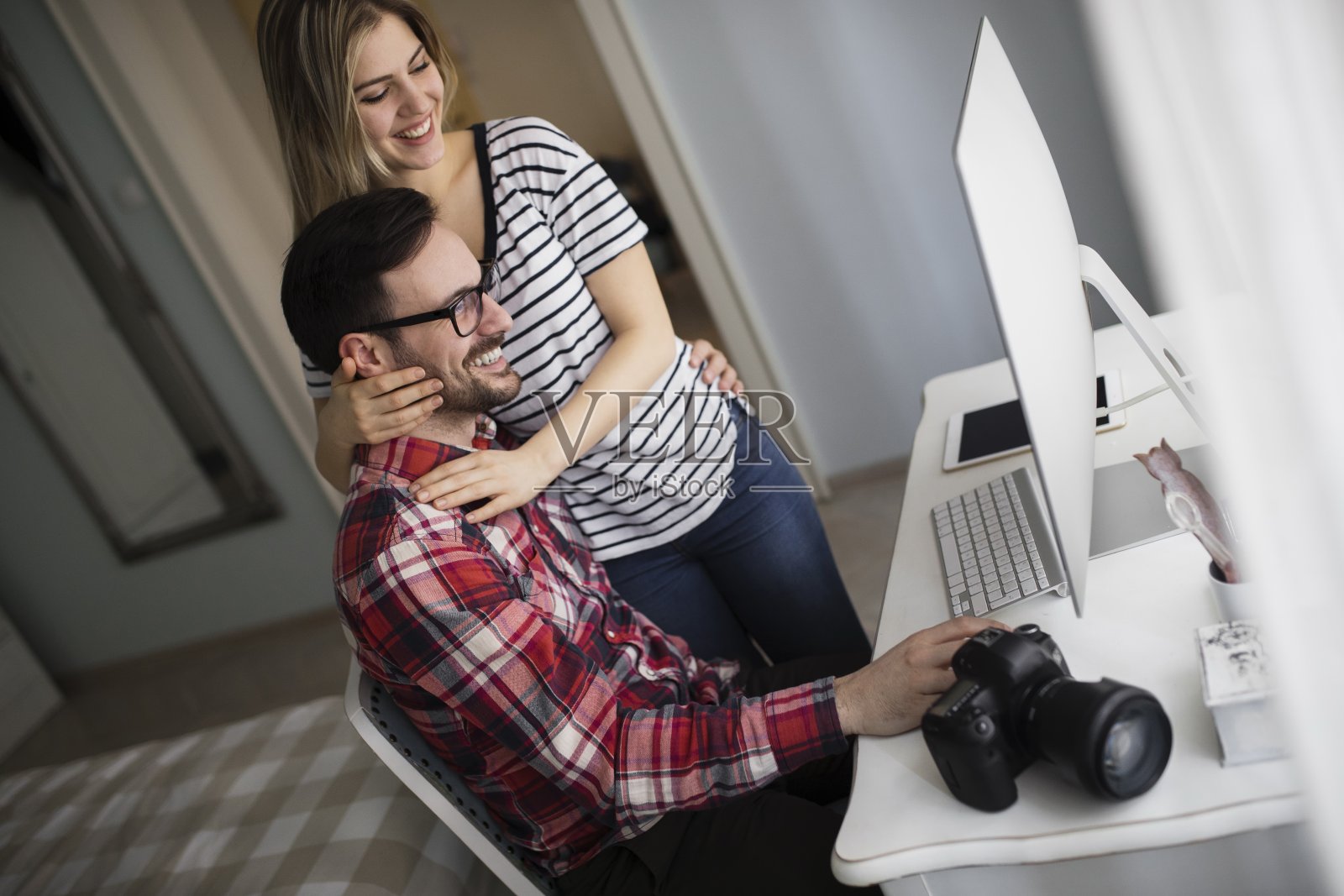 漂亮的女人和有魅力的男人做设计工作照片摄影图片