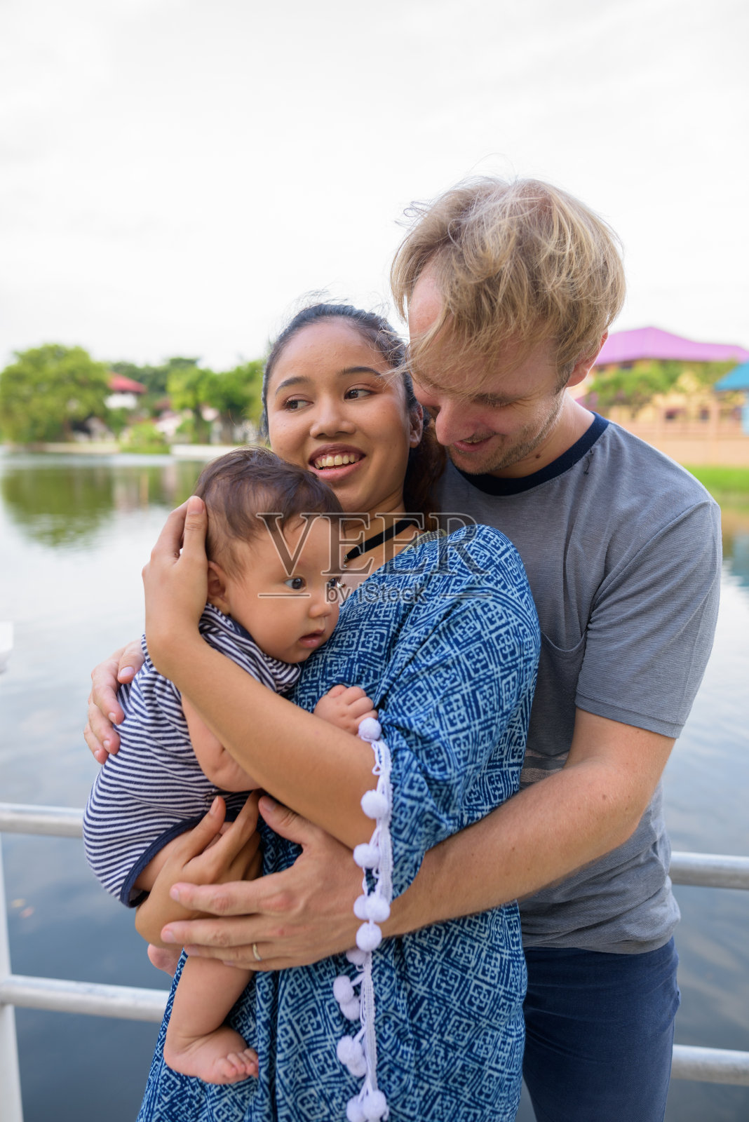 年轻的多民族家庭在公园的合影照片摄影图片