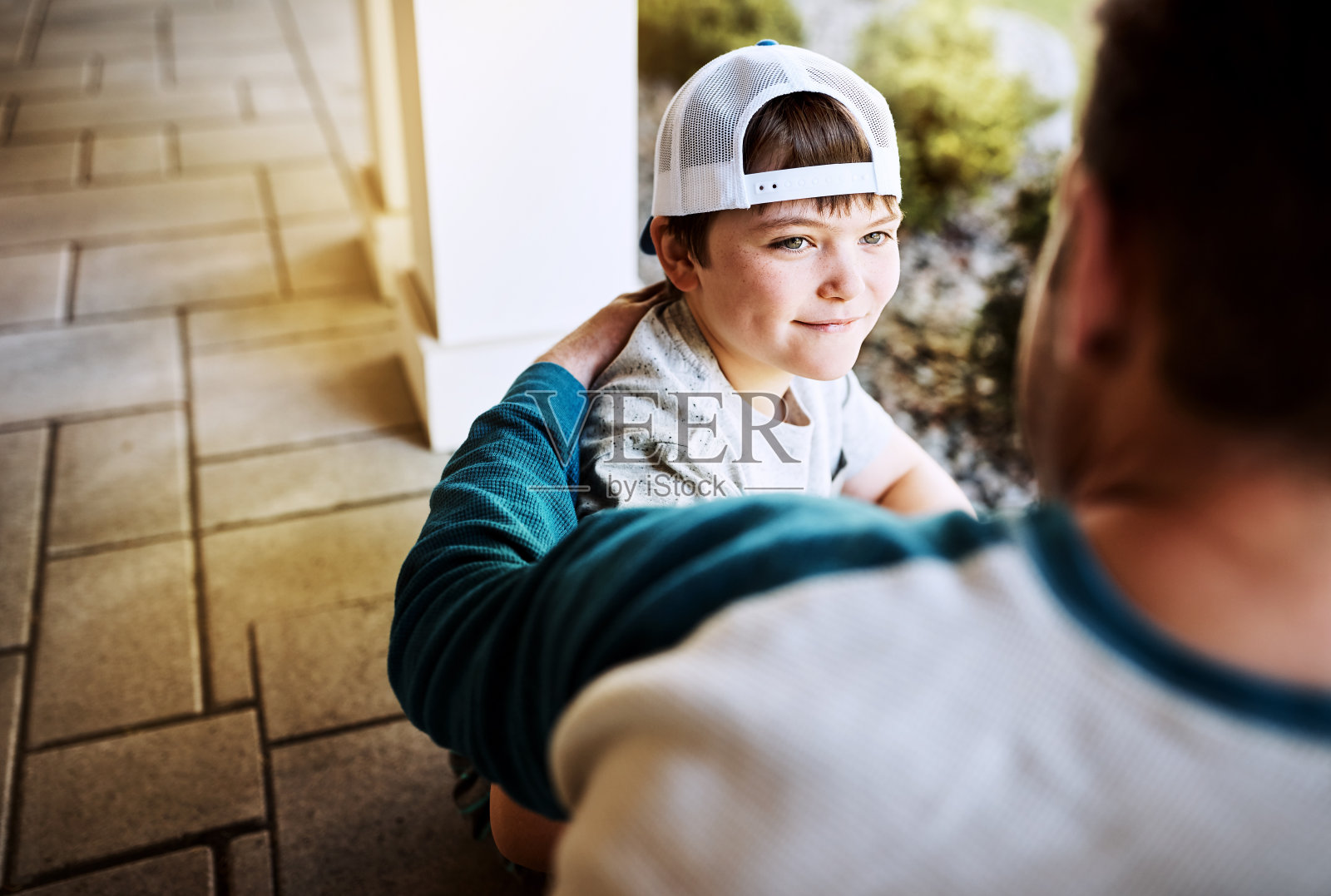 他对他父亲所做的一切都盲目崇拜照片摄影图片