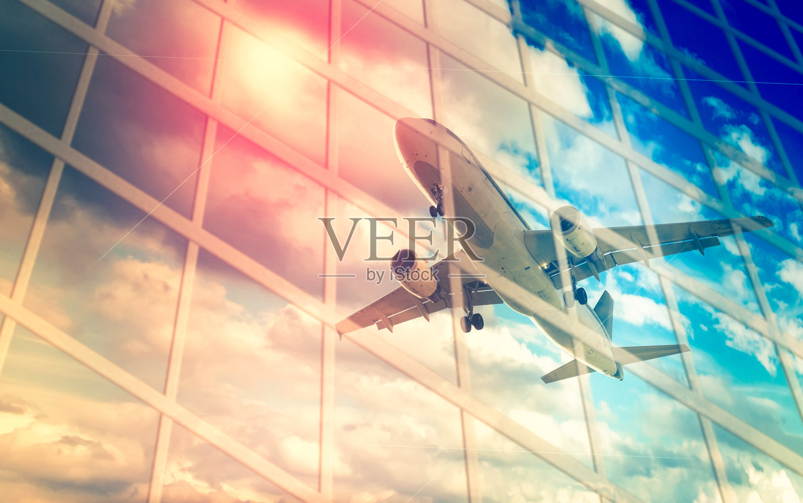 摩天大楼里的飞机照片摄影图片