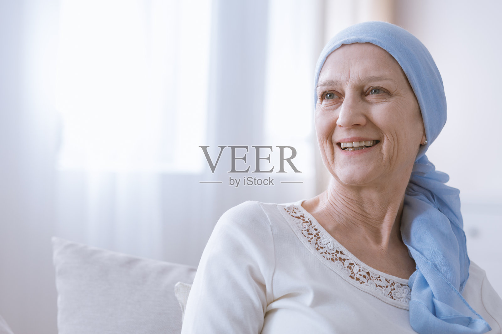 带着希望微笑的巨蟹座女性照片摄影图片