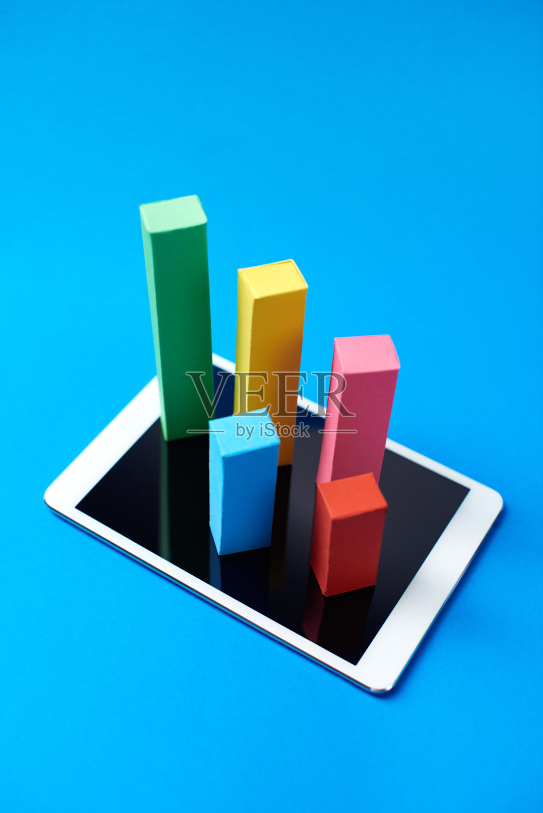 平板电脑上的财务条形图照片摄影图片