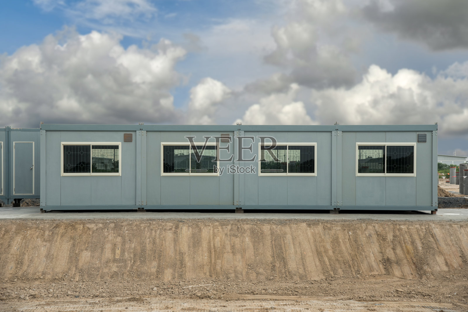 工业现场的移动建筑或建筑现场的办公集装箱照片摄影图片