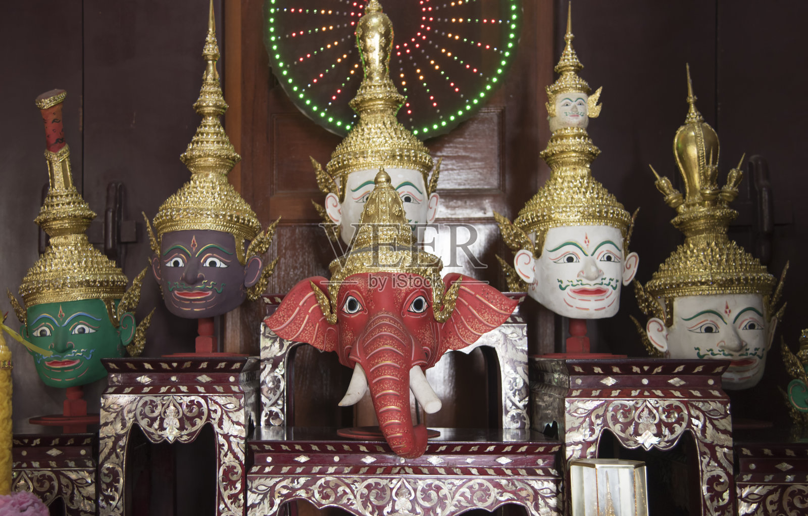 “花孔”或“孔面具”是泰国传统舞蹈表演者服装的一部分照片摄影图片