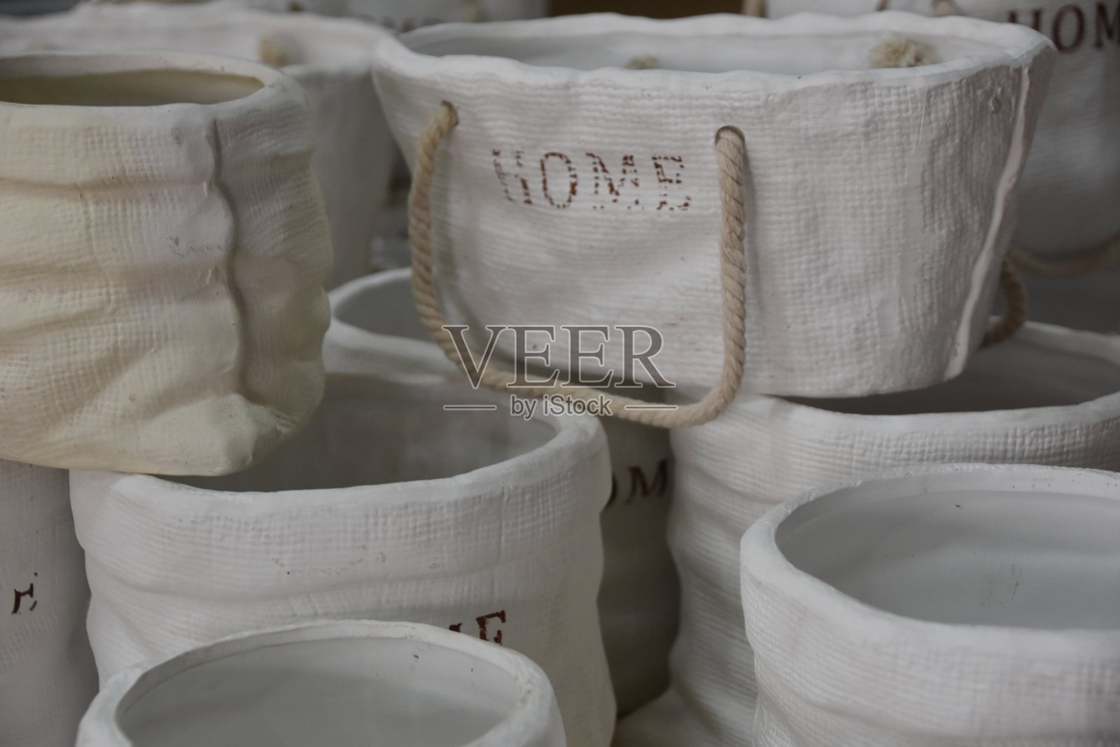 苗圃里出售的花瓶照片摄影图片