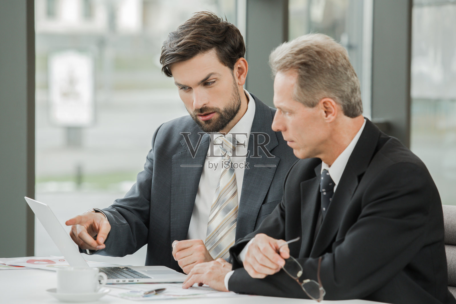 在办公室里工作的时尚商人照片摄影图片