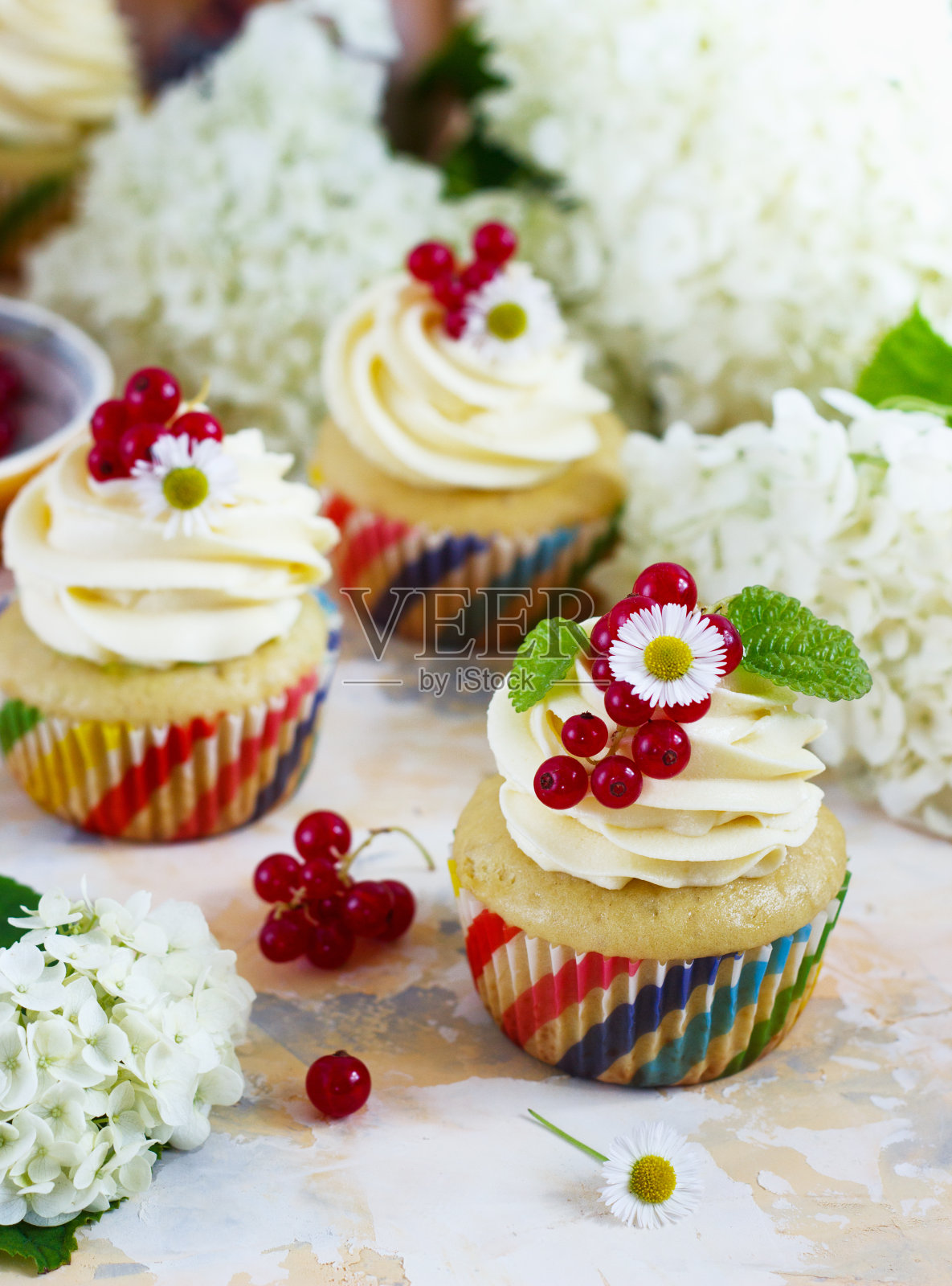 温和的杯形蛋糕,奶油和浆果,背景很淡照片摄影图片