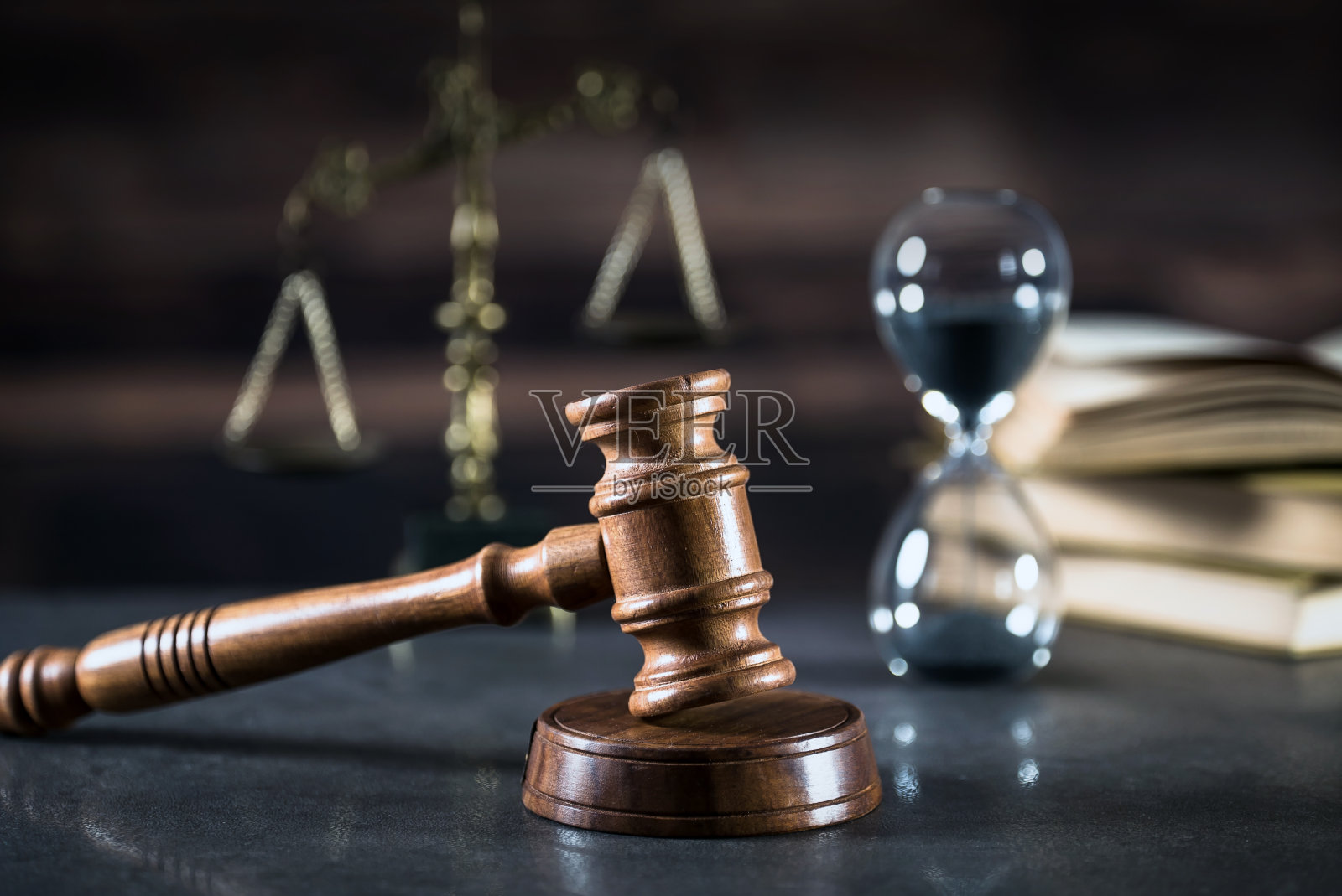 法律与正义主题:法官的法槌、书籍、正义天平。棕色背景照片摄影图片