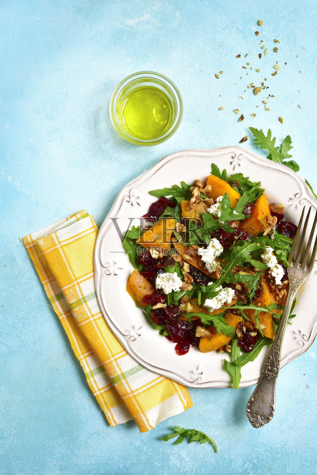 暖秋南瓜沙拉配蔓越莓干,芝麻菜和羊乳酪照片摄影图片