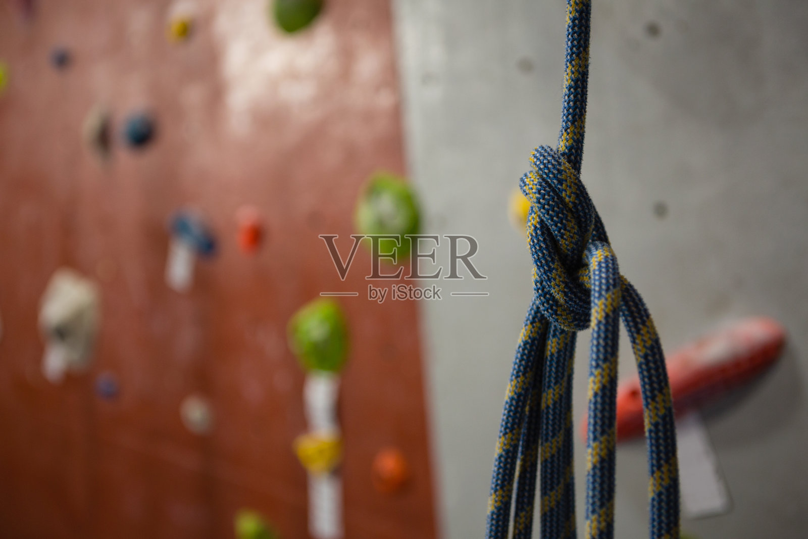 健身房攀岩墙上的绳索特写照片摄影图片