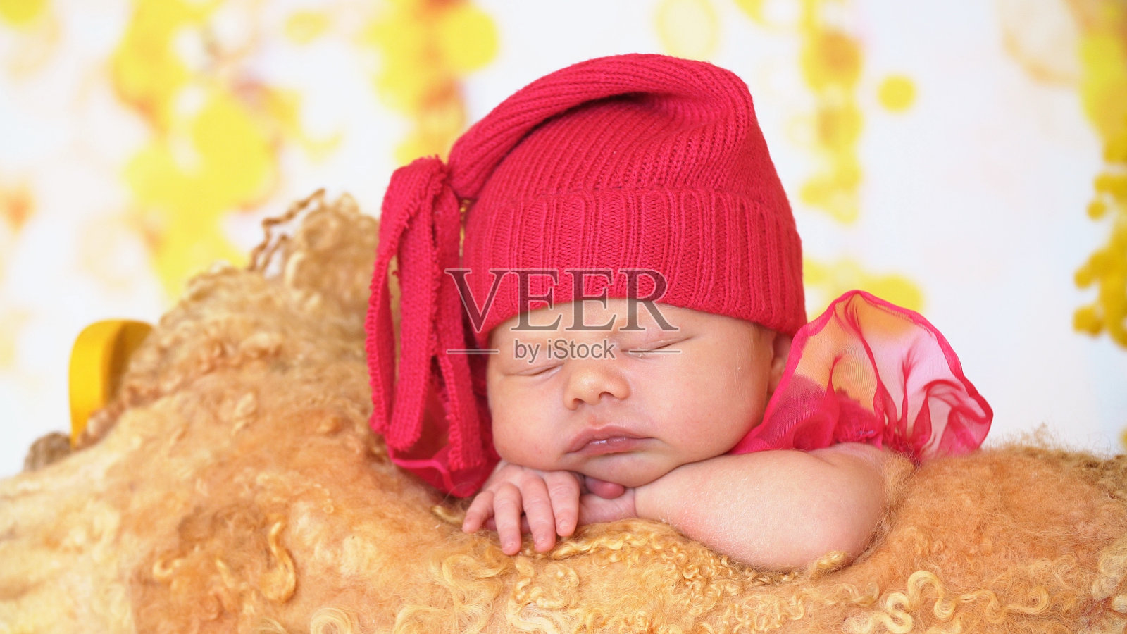 妈妈和她的小新生儿。幸福的家庭的概念照片摄影图片