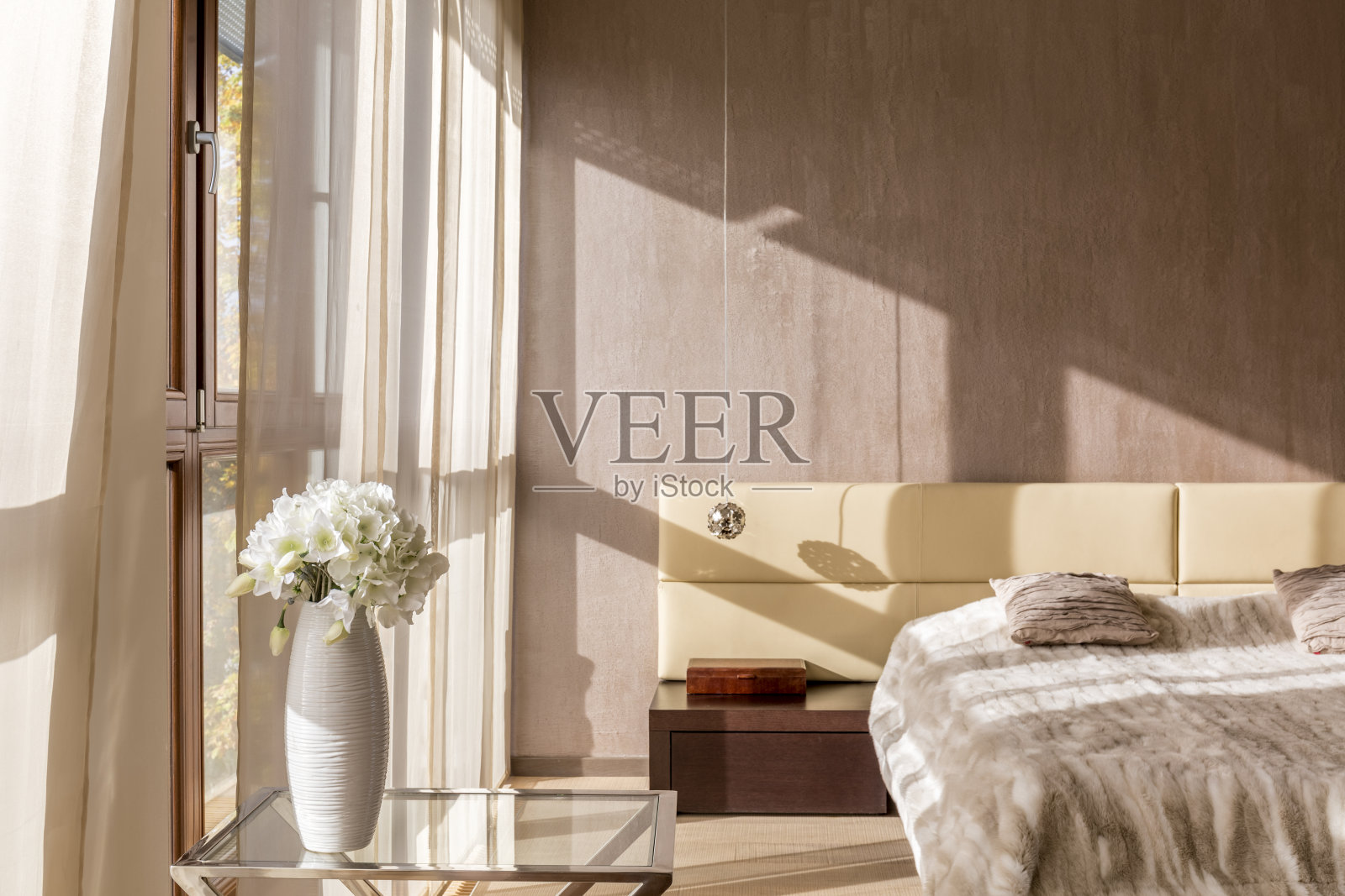 米色卧室里的鲜花照片摄影图片