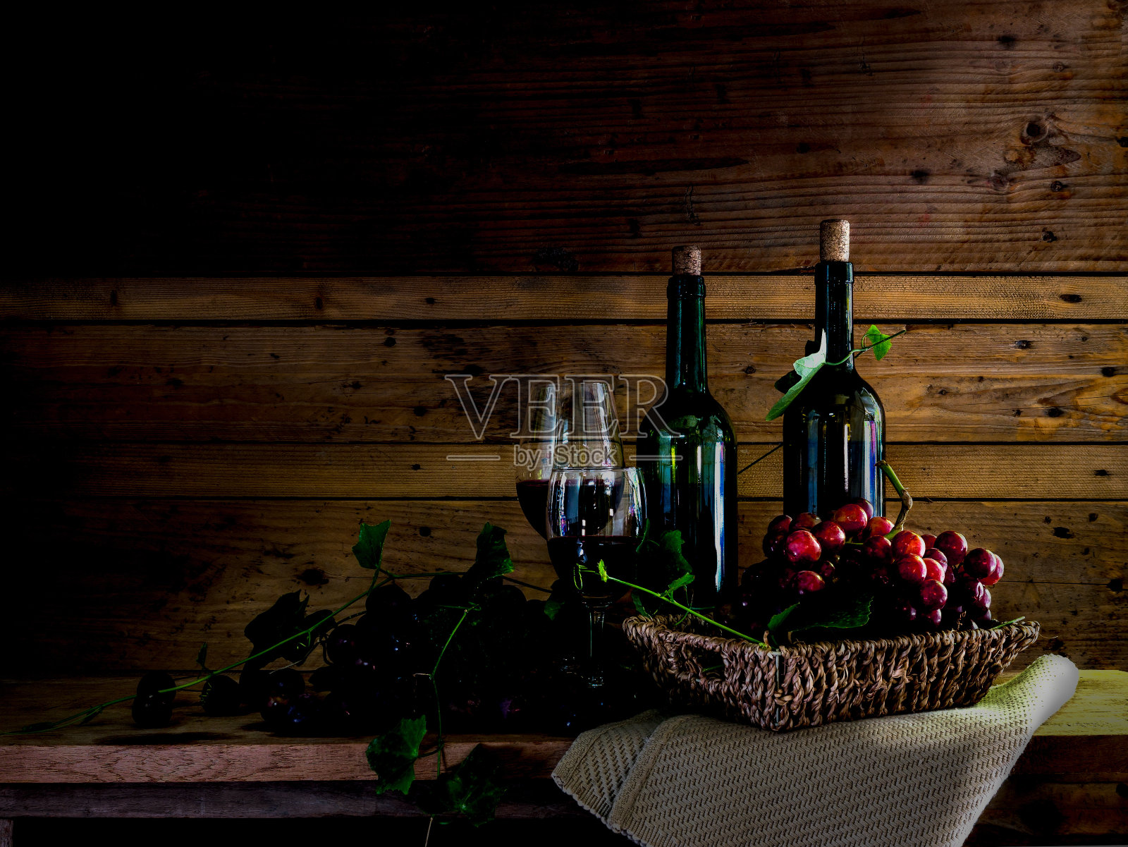 空酒杯与酒瓶的视觉艺术静物画照片摄影图片