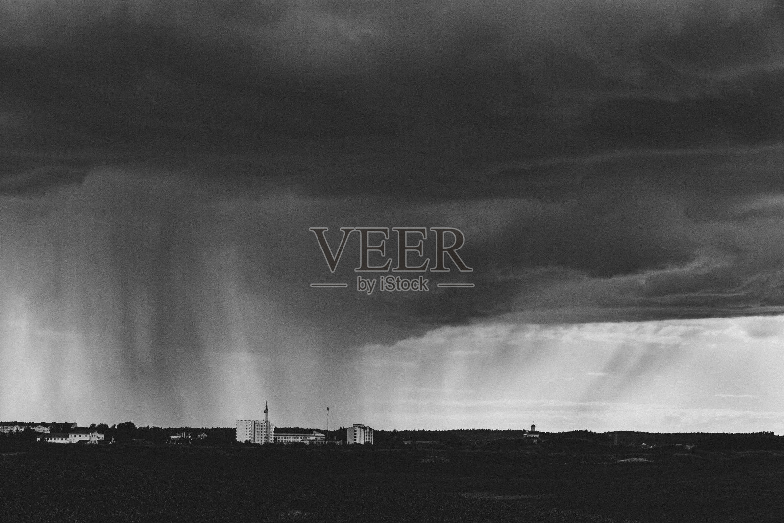 田野和村庄上的雨照片摄影图片