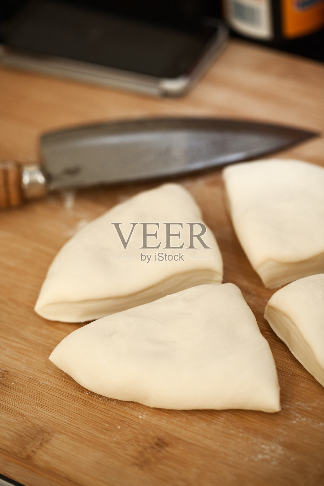 切菜板上的鲜酱油生面团照片摄影图片