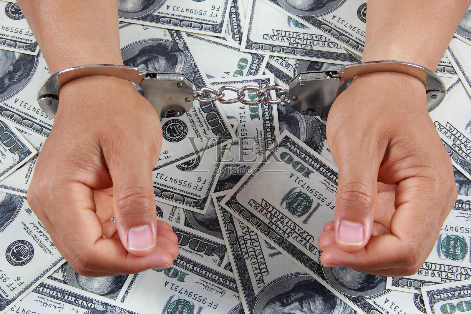男人戴手铐拿着钱照片摄影图片