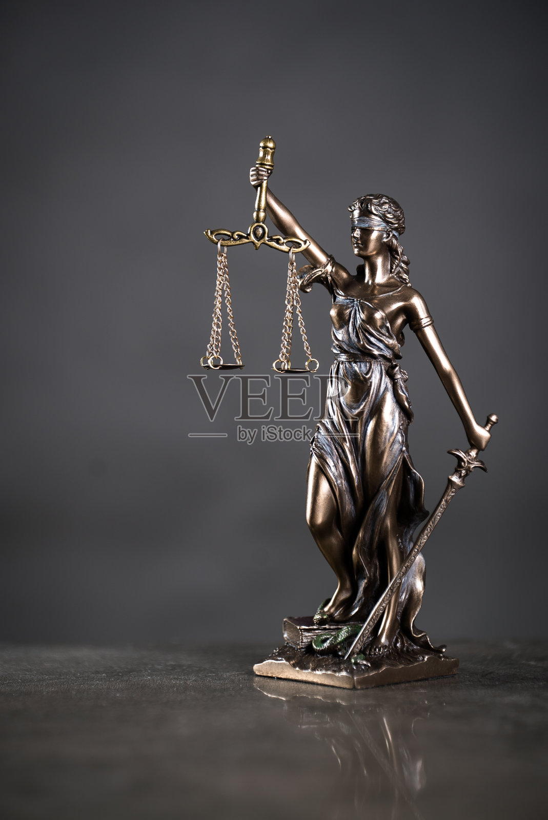 法律与正义的概念。法官的木槌,书本,正义的天平。灰色的石头背景,反射在地板上,排印的地方。法庭上的主题。照片摄影图片