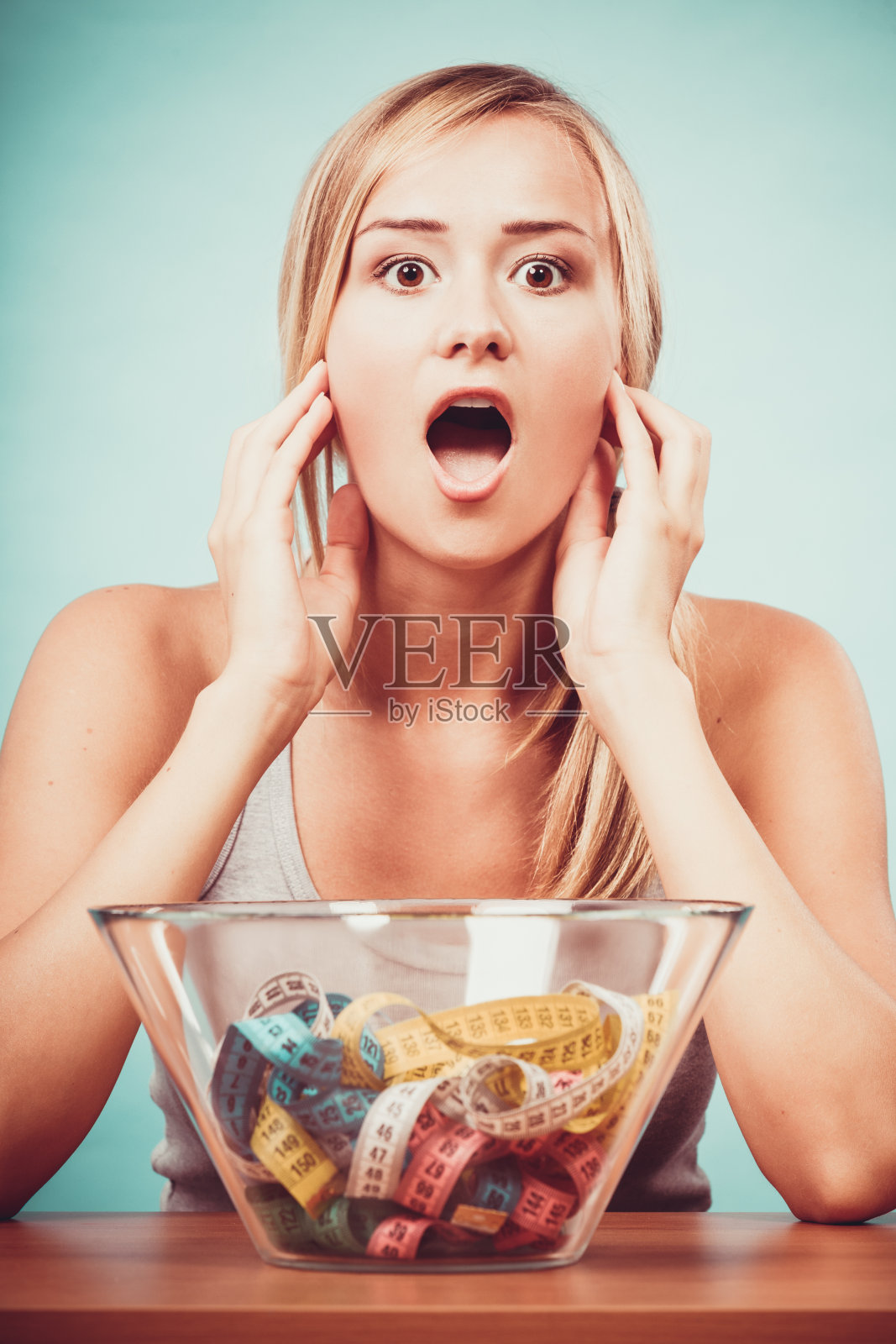 饮食。女孩在碗里拿着彩色的卷尺照片摄影图片