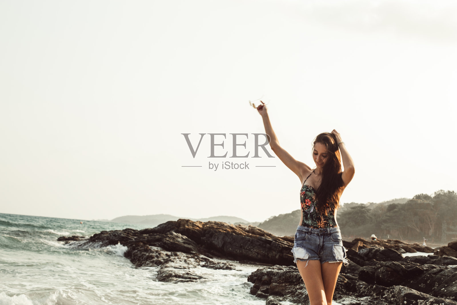 海滩上的美女照片摄影图片