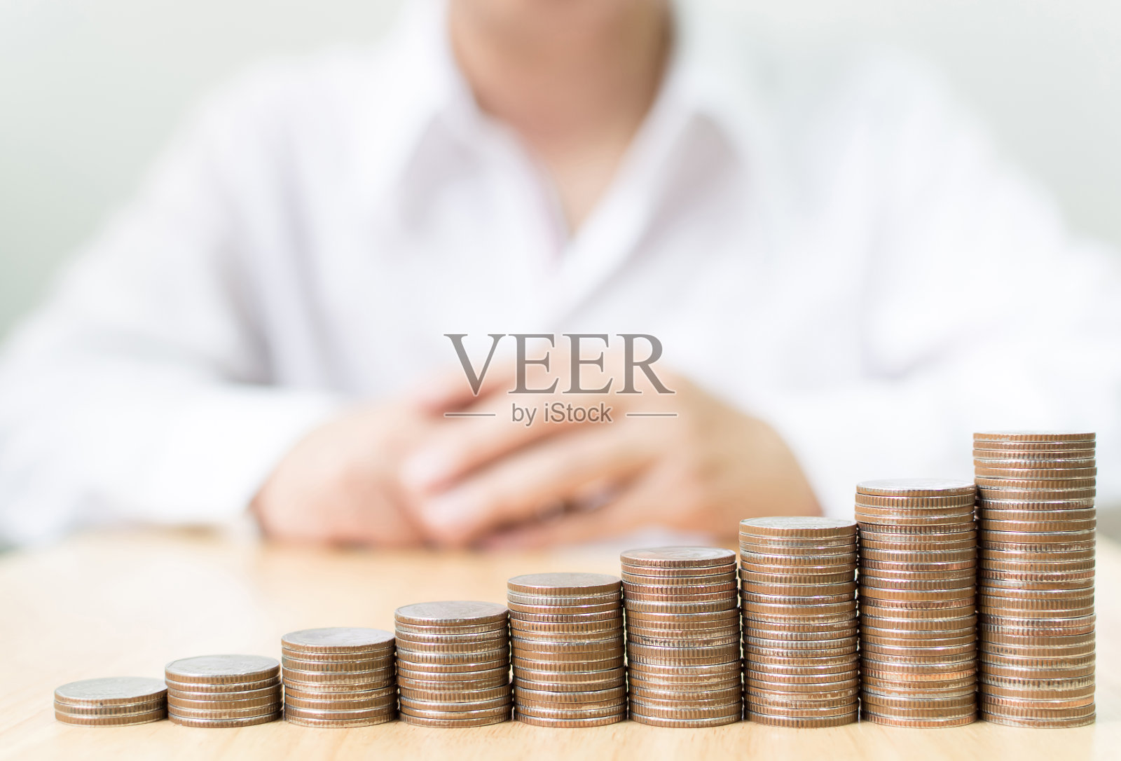 硬币堆叠一步成长为成功的金融企业与商人白衬衫,存钱和投资的理念照片摄影图片