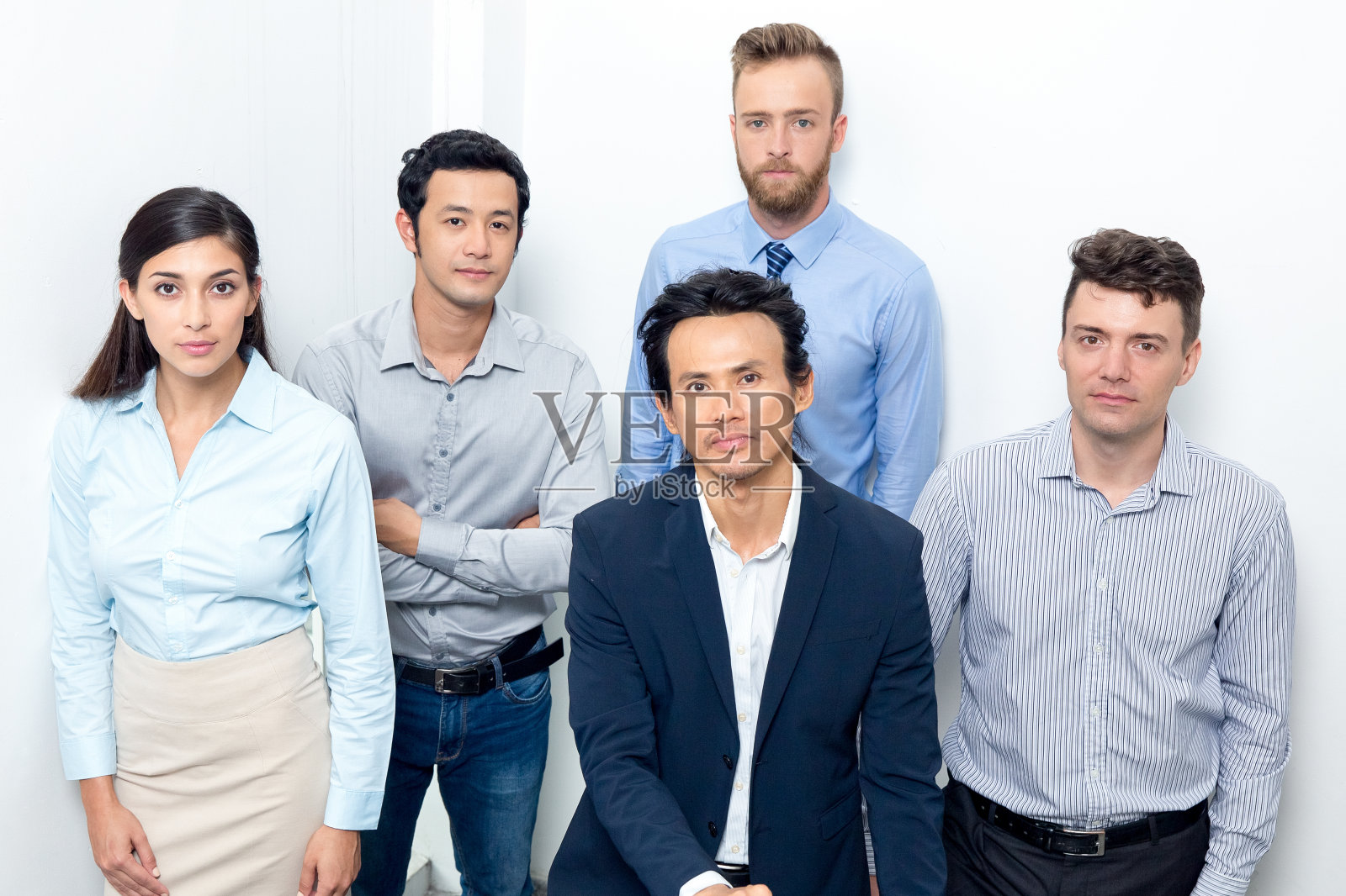 在办公室楼梯上举行严肃的业务团队聚会照片摄影图片