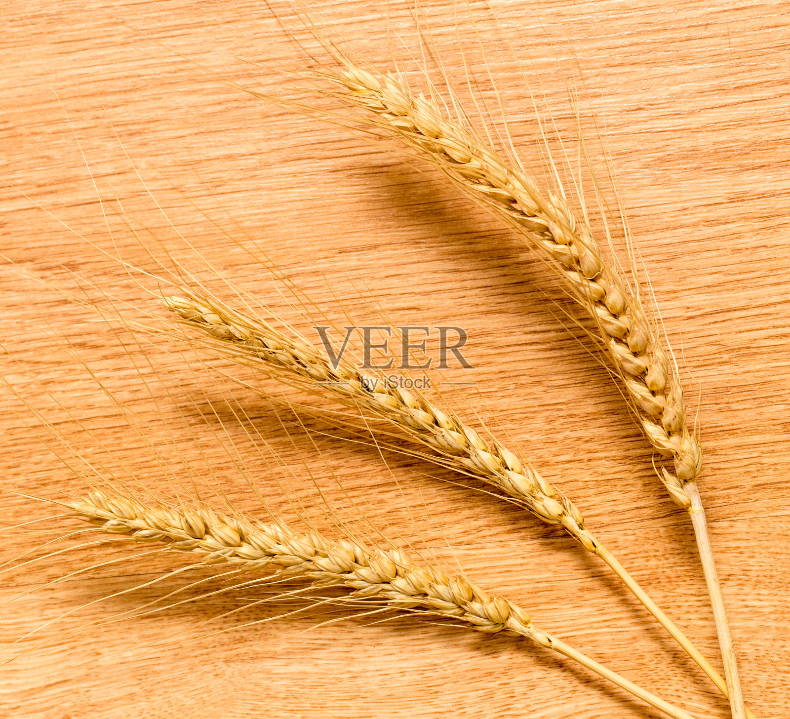 木质背景上的麦穗照片摄影图片