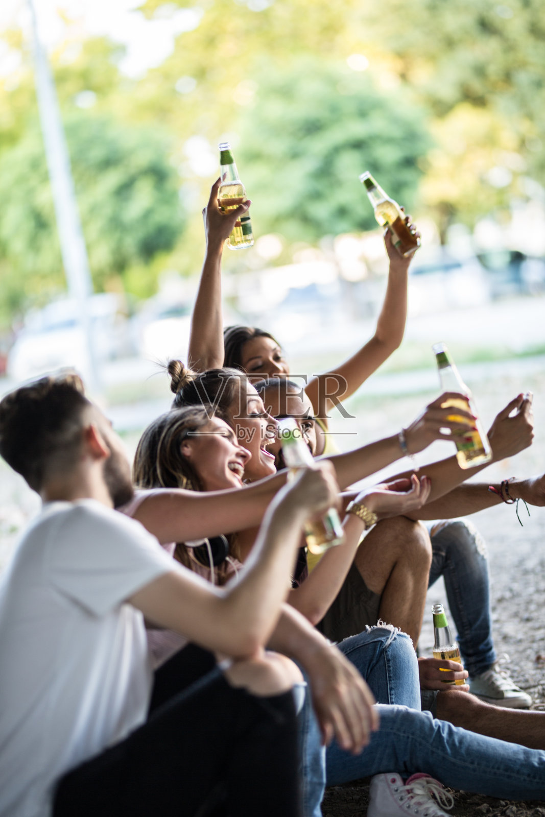 朋友们手举着手坐在那里自拍照片摄影图片