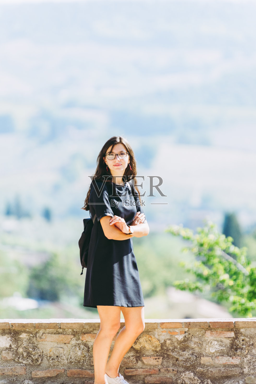 在意大利托斯卡纳的圣吉米尼亚诺全景前,女孩走着笑着照片摄影图片