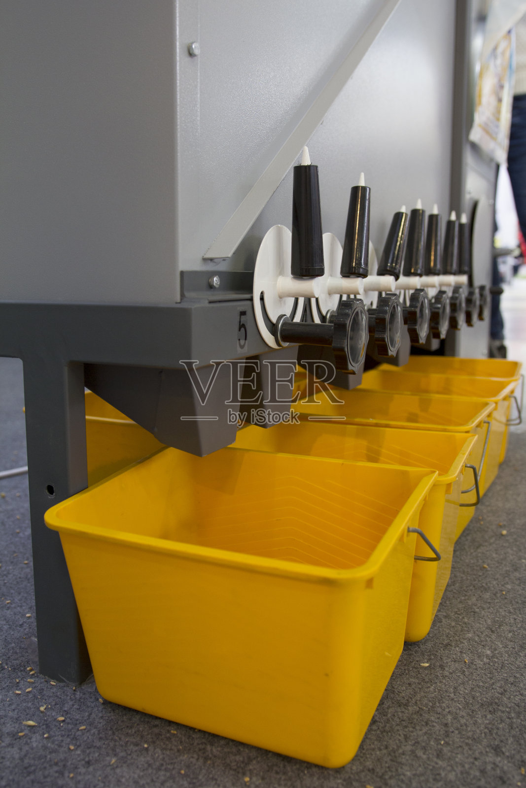 农业机械设备——混合器中的谷物和种子——农业高科技,竖版照片摄影图片