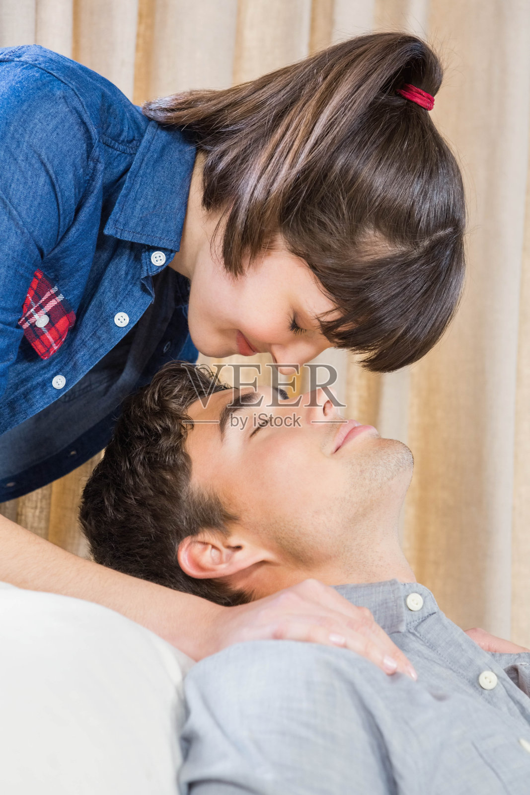 一对夫妇在家里的沙发上放松照片摄影图片