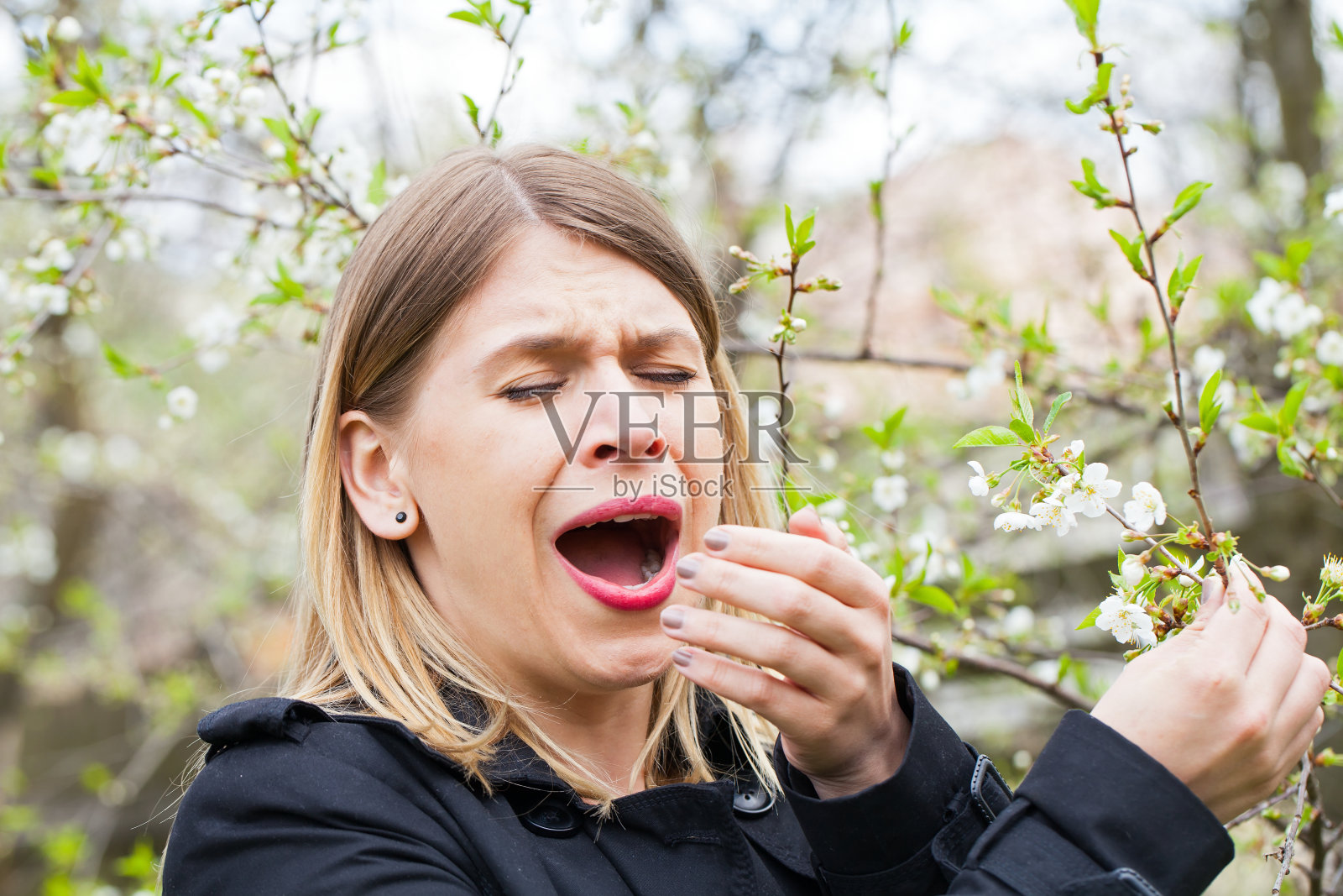 春季在户外打喷嚏的过敏女人照片摄影图片