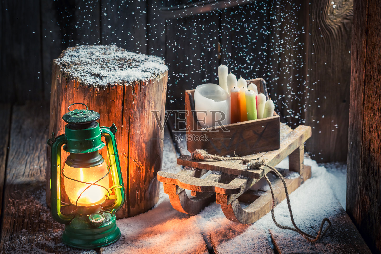 冬天有雪的木制小屋和小木雪橇照片摄影图片